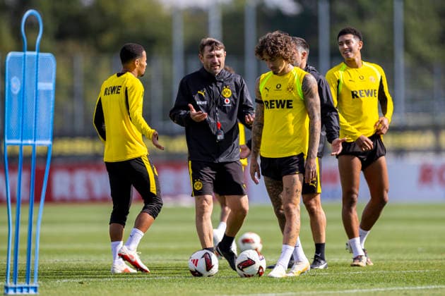 10.09.2026, Fussball, Training von Borussia Dortmund. v. l. Ethan Nwaneri (Borussia Dortmund), Co-Trainer Robert Kovac (Borussia Dortmund), Fabio Silva (Borussia Dortmund), Jobe Bellingham (Borussia Dortmund). Dortmund Trainingsgelände des BVB NRW Deutschland xRHR-FOTO DEx *** September 10, 2026, Soccer, Borussia Dortmund practice: Ethan Nwaneri (Borussia Dortmund), Assistant Coach Robert Kovac (Borussia Dortmund), Fabio Silva (Borussia Dortmund), Jobe Bellingham (Borussia Dortmund), BVB training facility in North Rhine-Westphalia, Germany xRHR PHOTO DEx Copyright: DennisxEwert RHR-FOTOx RHR-FOTO DE
