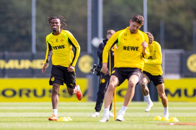 10.09.2026, Fussball, Training von Borussia Dortmund. v. l. Carney Chukwuemeka (Borussia Dortmund), Torwart Gregor Kobel (Borussia Dortmund). Dortmund Trainingsgelände des BVB NRW Deutschland xRHR-FOTO DEx *** September 10, 2026, Soccer, Borussia Dortmund practice featuring Carney Chukwuemeka (Borussia Dortmund) and goalkeeper Gregor Kobel (Borussia Dortmund) at the BVB training facility in NRW, Germany xRHR PHOTO DEx Copyright: DennisxEwert RHR-FOTOx RHR-FOTO DE