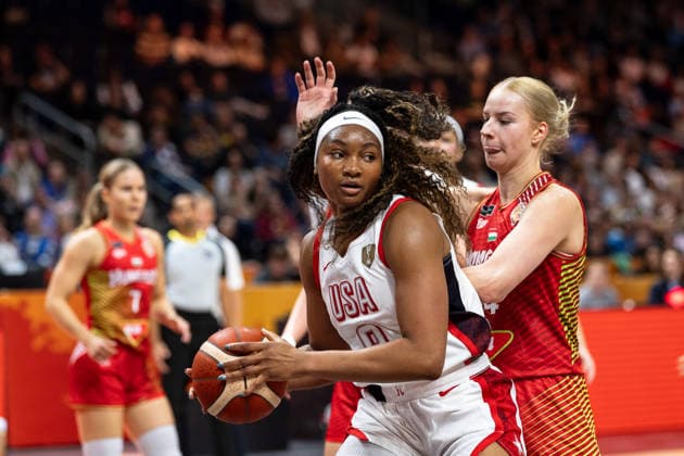 Kiki Iriafen (USA, 09) am Ball, Dorka Juhasz (Ungarn, 14), GER, USA vs. Ungarn, Basketball, FIBA Women s World Cup 2026, Viertelfinale, 10.09.2026 GER, USA vs. Ungarn, Basketball, FIBA Women s World Cup 2026, Viertelfinale, 10.09.2026 Berlin Copyright: xEibner-Pressefoto MaxxVincenx EP_MVN