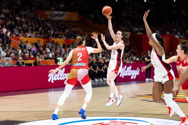 Caitlin Clark (USA, 12) Pass auf Angel Reese (USA, 15), Virag Takacs-Kiss (Ungarn, 02), GER, USA vs. Ungarn, Basketball, FIBA Women s World Cup 2026, Viertelfinale, 10.09.2026 GER, USA vs. Ungarn, Basketball, FIBA Women s World Cup 2026, Viertelfinale, 10.09.2026 Berlin Copyright: xEibner-Pressefoto MaxxVincenx EP_MVN