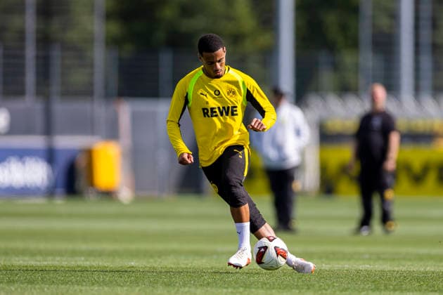 10.09.2026, Fussball, Training von Borussia Dortmund. Ethan Nwaneri (Borussia Dortmund). Dortmund Trainingsgelände des BVB NRW Deutschland xRHR-FOTO DEx *** September 10, 2026, Soccer, Borussia Dortmund practice Ethan Nwaneri Borussia Dortmund Dortmund BVB training facility NRW Germany xRHR PHOTO DEx Copyright: DennisxEwert RHR-FOTOx RHR-FOTO DE