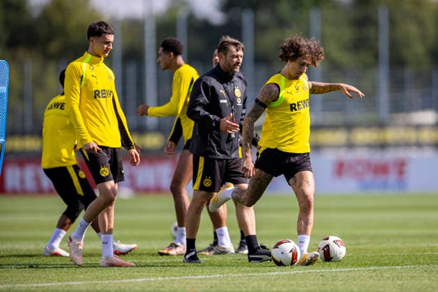 10.09.2026, Fussball, Training von Borussia Dortmund. v. l. Luca Reggiani (Borussia Dortmund), Co-Trainer Robert Kovac (Borussia Dortmund), Fabio Silva (Borussia Dortmund). Dortmund Trainingsgelände des BVB NRW Deutschland xRHR-FOTO DEx *** September 10, 2026, Soccer, Borussia Dortmund training: Luca Reggiani (Borussia Dortmund), Assistant Coach Robert Kovac (Borussia Dortmund), Fabio Silva (Borussia Dortmund), BVB training facility, North Rhine-Westphalia, Germany, xRHR PHOTO DEx Copyright: DennisxEwert RHR-FOTOx RHR-FOTO DE