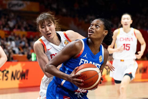 Valeriane Ayayi (Frankreich, 11) am Ball, Xinyu Luo (China, 11), GER, China vs. Frankreich, Basketball, FIBA Women s World Cup 2026, Viertelfinale, 10.09.2026 GER, China vs. Frankreich, Basketball, FIBA Women s World Cup 2026, Viertelfinale, 10.09.2026 Berlin Copyright: xEibner-Pressefoto MaxxVincenx EP_MVN