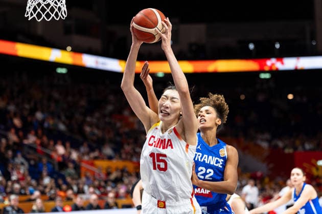 Xu Han (China, 15) Rebound gegen Marieme Badiane (Frankreich, 22), GER, China vs. Frankreich, Basketball, FIBA Women s World Cup 2026, Viertelfinale, 10.09.2026 GER, China vs. Frankreich, Basketball, FIBA Women s World Cup 2026, Viertelfinale, 10.09.2026 Berlin Copyright: xEibner-Pressefoto MaxxVincenx EP_MVN