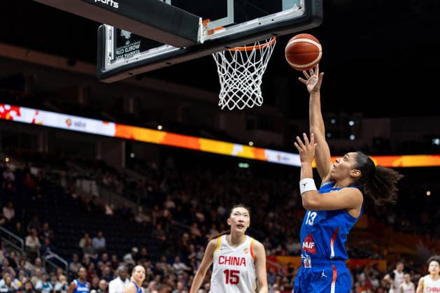 Janelle Salaun (Frankreich, 13) beim Korbleger, Xu Han (China, 15), GER, China vs. Frankreich, Basketball, FIBA Women s World Cup 2026, Viertelfinale, 10.09.2026 GER, China vs. Frankreich, Basketball, FIBA Women s World Cup 2026, Viertelfinale, 10.09.2026 Berlin Copyright: xEibner-Pressefoto MaxxVincenx EP_MVN