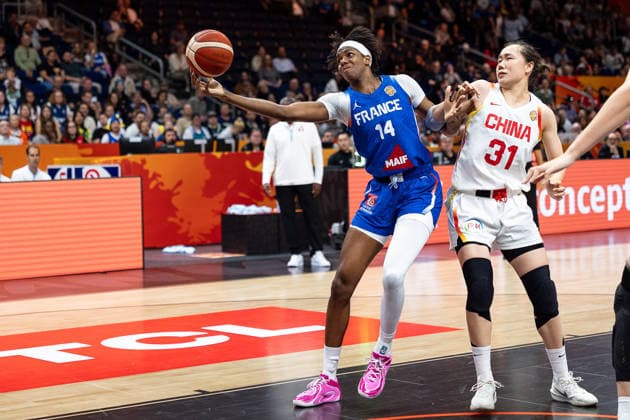Dominique Malonga (Frankreich, 14) im Zweikampf Saiqi Jia (China, 31), GER, China vs. Frankreich, Basketball, FIBA Women s World Cup 2026, Viertelfinale, 10.09.2026 GER, China vs. Frankreich, Basketball, FIBA Women s World Cup 2026, Viertelfinale, 10.09.2026 Berlin Copyright: xEibner-Pressefoto MaxxVincenx EP_MVN