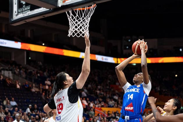 Dominique Malonga (Frankreich, 14) beim Wurf, Ziyu Zhang (China, 19), GER, China vs. Frankreich, Basketball, FIBA Women s World Cup 2026, Viertelfinale, 10.09.2026 GER, China vs. Frankreich, Basketball, FIBA Women s World Cup 2026, Viertelfinale, 10.09.2026 Berlin Copyright: xEibner-Pressefoto MaxxVincenx EP_MVN