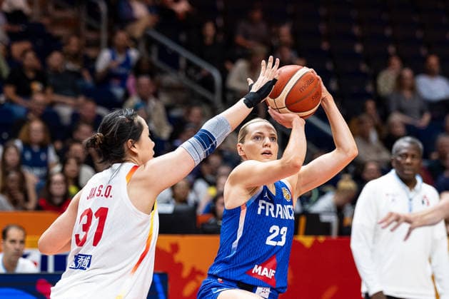 Marine Johannes (Frankreich, 23) beim Wurf, Saiqi Jia (China, 31), GER, China vs. Frankreich, Basketball, FIBA Women s World Cup 2026, Viertelfinale, 10.09.2026 GER, China vs. Frankreich, Basketball, FIBA Women s World Cup 2026, Viertelfinale, 10.09.2026 Berlin Copyright: xEibner-Pressefoto MaxxVincenx EP_MVN