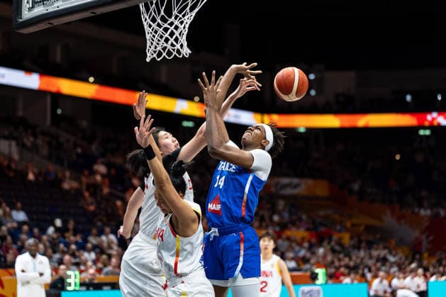 Ziyu Zhang (China, 19) mit dem Block gegen Dominique Malonga (Frankreich, 14), GER, China vs. Frankreich, Basketball, FIBA Women s World Cup 2026, Viertelfinale, 10.09.2026 GER, China vs. Frankreich, Basketball, FIBA Women s World Cup 2026, Viertelfinale, 10.09.2026 Berlin Copyright: xEibner-Pressefoto MaxxVincenx EP_MVN