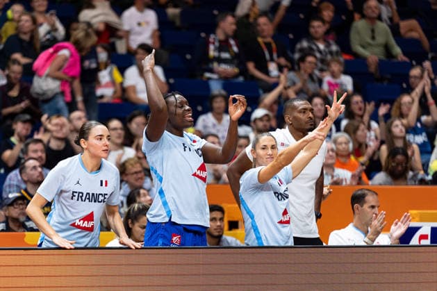 franzoesische Bank jubelt Jubel, Pauline Astier (Frankreich, 98), Aminata Gueye (Frankreich, 31), Romane Bernies (Frankreich, 47), GER, China vs. Frankreich, Basketball, FIBA Women s World Cup 2026, Viertelfinale, 10.09.2026 GER, China vs. Frankreich, Basketball, FIBA Women s World Cup 2026, Viertelfinale, 10.09.2026 Berlin Copyright: xEibner-Pressefoto MaxxVincenx EP_MVN