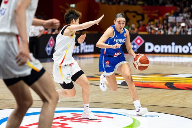 Pauline Astier (Frankreich, 98) im Dribbling, GER, China vs. Frankreich, Basketball, FIBA Women s World Cup 2026, Viertelfinale, 10.09.2026 GER, China vs. Frankreich, Basketball, FIBA Women s World Cup 2026, Viertelfinale, 10.09.2026 Berlin Copyright: xEibner-Pressefoto MaxxVincenx EP_MVN