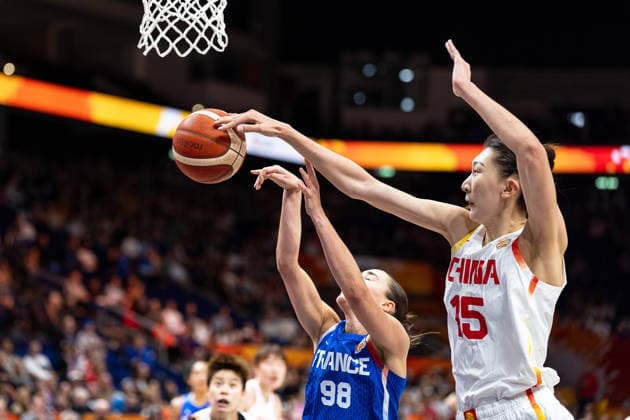 Xu Han (China, 15) Blockt gegen Pauline Astier (Frankreich, 98), GER, China vs. Frankreich, Basketball, FIBA Women s World Cup 2026, Viertelfinale, 10.09.2026 GER, China vs. Frankreich, Basketball, FIBA Women s World Cup 2026, Viertelfinale, 10.09.2026 Berlin Copyright: xEibner-Pressefoto MaxxVincenx EP_MVN