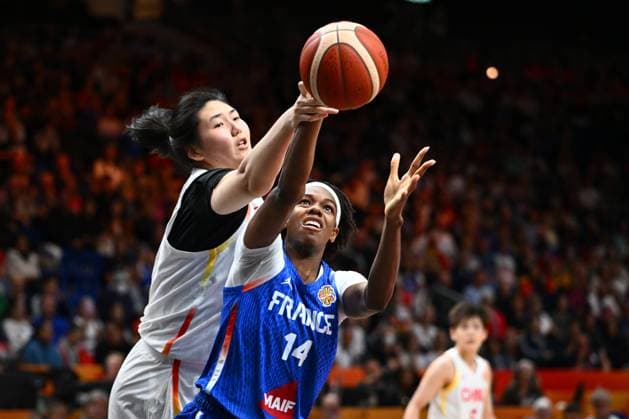 China v France - FIBA Women s Basketball World Cup 2026 Quarter-Final BERLIN, GERMANY - SEPTEMBER 10 : Zhang Ziyu center of China, Malonga Dominique center of France during the FIBA Women s Basketball World Cup quarter final match between China and France in Berlin on September 10, 2026 in Berlin, Germany, 10 09 2026 Berlin Germany  Copyright: xVincentxKalutx