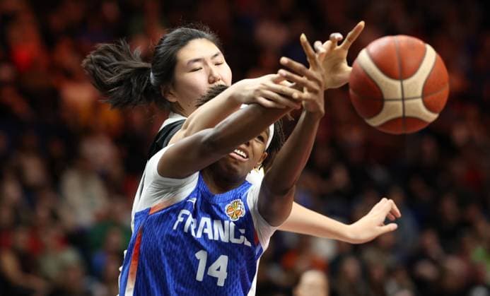 China s Zhang Ziyu and French™ Dominique Malonga fight for the ball during a basketball game between France and China, a quarter-final game at the FIBA Women s Basketball World Cup, on Thursday 10 September 2026, in Berlin, Germany. The FIBA Women s Basketball World Cup takes place in Berlin from 4 to 13 September 2026. VIRGINIExLEFOUR  x185850146x