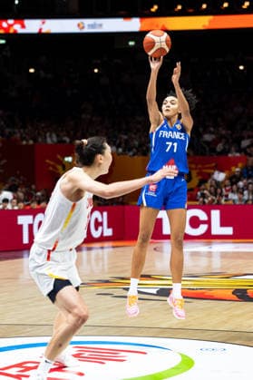 Leila Lacan (Frankreich, 71) beim Wurf, GER, China vs. Frankreich, Basketball, FIBA Women s World Cup 2026, Viertelfinale, 10.09.2026 GER, China vs. Frankreich, Basketball, FIBA Women s World Cup 2026, Viertelfinale, 10.09.2026 Berlin Copyright: xEibner-Pressefoto MaxxVincenx EP_MVN