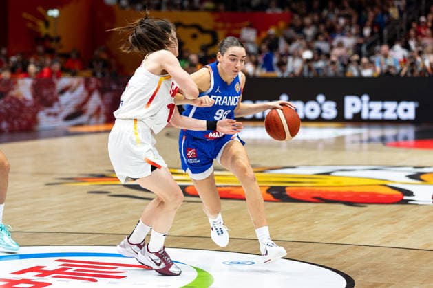 Pauline Astier (Frankreich, 98) im Dribbling gegen Manman Zhang (China, 01), GER, China vs. Frankreich, Basketball, FIBA Women s World Cup 2026, Viertelfinale, 10.09.2026 GER, China vs. Frankreich, Basketball, FIBA Women s World Cup 2026, Viertelfinale, 10.09.2026 Berlin Copyright: xEibner-Pressefoto MaxxVincenx EP_MVN