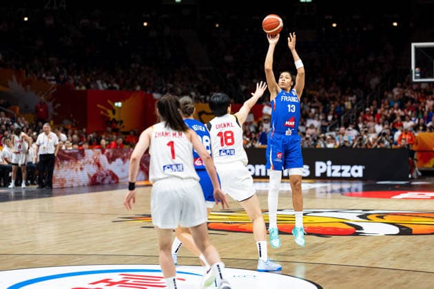 Janelle Salaun (Frankreich, 13) beim Wurf, Mingling Chen (China, 18), GER, China vs. Frankreich, Basketball, FIBA Women s World Cup 2026, Viertelfinale, 10.09.2026 GER, China vs. Frankreich, Basketball, FIBA Women s World Cup 2026, Viertelfinale, 10.09.2026 Berlin Copyright: xEibner-Pressefoto MaxxVincenx EP_MVN
