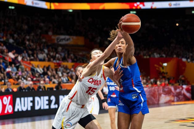 Xu Han (China, 15) und Marieme Badiane (Frankreich, 22) im Zweikampf, Kampf um den Ball, GER, China vs. Frankreich, Basketball, FIBA Women s World Cup 2026, Viertelfinale, 10.09.2026 GER, China vs. Frankreich, Basketball, FIBA Women s World Cup 2026, Viertelfinale, 10.09.2026 Berlin Copyright: xEibner-Pressefoto MaxxVincenx EP_MVN
