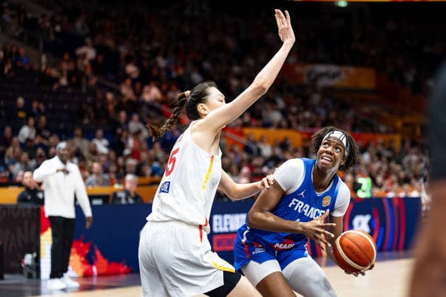 Dominique Malonga (Frankreich, 14) am Ball, Xu Han (China, 15), GER, China vs. Frankreich, Basketball, FIBA Women s World Cup 2026, Viertelfinale, 10.09.2026 GER, China vs. Frankreich, Basketball, FIBA Women s World Cup 2026, Viertelfinale, 10.09.2026 Berlin Copyright: xEibner-Pressefoto MaxxVincenx EP_MVN