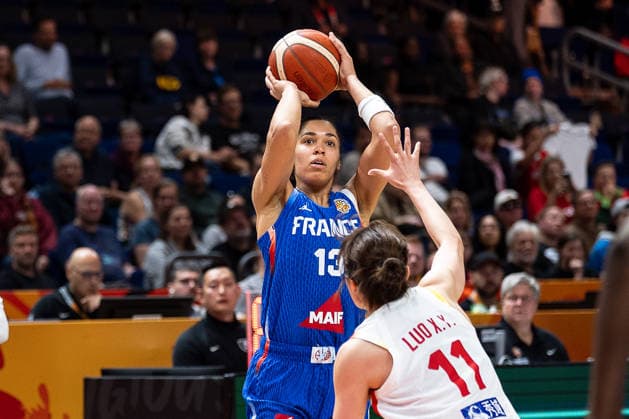 Janelle Salaun (Frankreich, 13) beim Wurf, Xinyu Luo (China, 11), GER, China vs. Frankreich, Basketball, FIBA Women s World Cup 2026, Viertelfinale, 10.09.2026 GER, China vs. Frankreich, Basketball, FIBA Women s World Cup 2026, Viertelfinale, 10.09.2026 Berlin Copyright: xEibner-Pressefoto MaxxVincenx EP_MVN