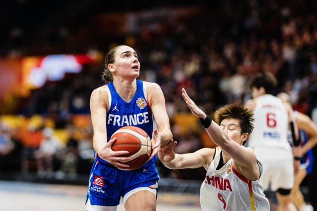 FIBA Women™s Basketball World Cup 2026: China vs. Frankreich, 10.09.2026 Pauline Astier (Frankreich, 98), Li Yuan (China, 4); Basketball, FIBA Women™s Basketball World Cup 2026, Final Phase, Viertelfinale: China vs. Frankreich am 10.09.2026 in der Uber Arena, Berlin Copyright: xBEAUTIFULxSPORTS Tonhäuserx