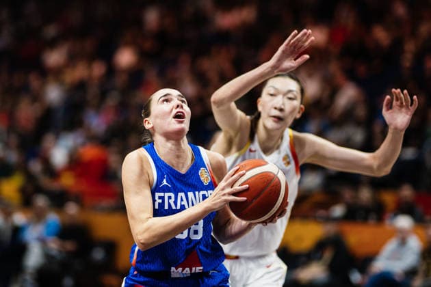 FIBA Women™s Basketball World Cup 2026: China vs. Frankreich, 10.09.2026 Pauline Astier (Frankreich, 98), Han Xu (China, 15); Basketball, FIBA Women™s Basketball World Cup 2026, Final Phase, Viertelfinale: China vs. Frankreich am 10.09.2026 in der Uber Arena, Berlin Copyright: xBEAUTIFULxSPORTS Tonhäuserx