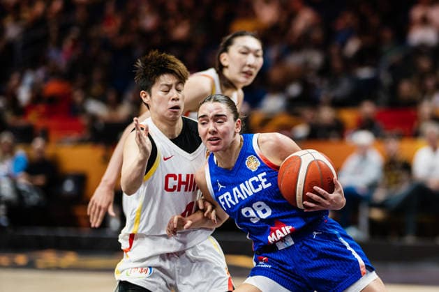 FIBA Women™s Basketball World Cup 2026: China vs. Frankreich, 10.09.2026 Pauline Astier (Frankreich, 98), Li Yuan (China, 4); Basketball, FIBA Women™s Basketball World Cup 2026, Final Phase, Viertelfinale: China vs. Frankreich am 10.09.2026 in der Uber Arena, Berlin Copyright: xBEAUTIFULxSPORTS Tonhäuserx