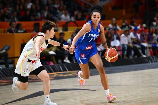 China v France - FIBA Women s Basketball World Cup 2026 Quarter-Final BERLIN, GERMANY - SEPTEMBER 10 : Li Yuan guard of China, Lacan Leila guard of France during the FIBA Women s Basketball World Cup quarter final match between China and France in Berlin on September 10, 2026 in Berlin, Germany, 10 09 2026 Berlin Germany  Copyright: xVincentxKalutx