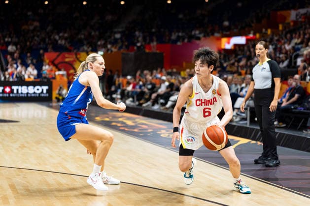 Shuyu Yang (China, 06) im Dribbling, Marine Johannes (Frankreich, 23), GER, China vs. Frankreich, Basketball, FIBA Women s World Cup 2026, Viertelfinale, 10.09.2026 GER, China vs. Frankreich, Basketball, FIBA Women s World Cup 2026, Viertelfinale, 10.09.2026 Berlin Copyright: xEibner-Pressefoto MaxxVincenx EP_MVN