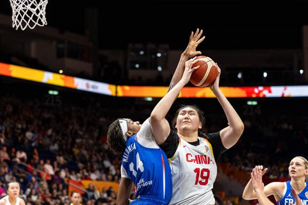 Ziyu Zhang (China, 19) beim Korbleger, Dominique Malonga (Frankreich, 14), GER, China vs. Frankreich, Basketball, FIBA Women s World Cup 2026, Viertelfinale, 10.09.2026 GER, China vs. Frankreich, Basketball, FIBA Women s World Cup 2026, Viertelfinale, 10.09.2026 Berlin Copyright: xEibner-Pressefoto MaxxVincenx EP_MVN