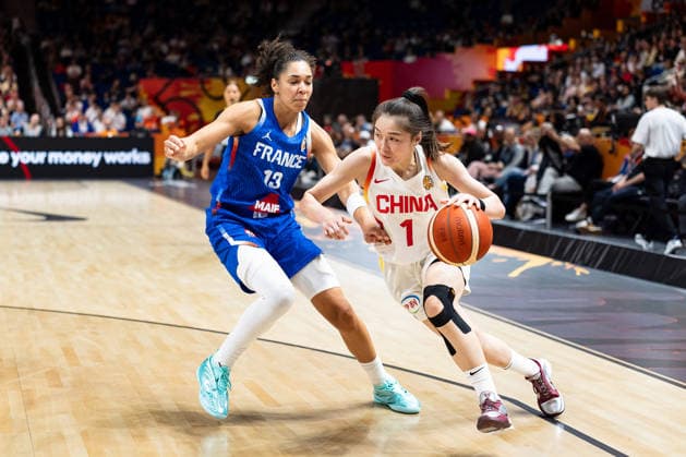 Manman Zhang (China, 01) im Dribbling gegen Janelle Salaun (Frankreich, 13), GER, China vs. Frankreich, Basketball, FIBA Women s World Cup 2026, Viertelfinale, 10.09.2026 GER, China vs. Frankreich, Basketball, FIBA Women s World Cup 2026, Viertelfinale, 10.09.2026 Berlin Copyright: xEibner-Pressefoto MaxxVincenx EP_MVN