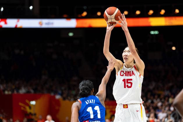Xu Han (China, 15) beim Wurf, Valeriane Ayayi (Frankreich, 11), GER, China vs. Frankreich, Basketball, FIBA Women s World Cup 2026, Viertelfinale, 10.09.2026 GER, China vs. Frankreich, Basketball, FIBA Women s World Cup 2026, Viertelfinale, 10.09.2026 Berlin Copyright: xEibner-Pressefoto MaxxVincenx EP_MVN