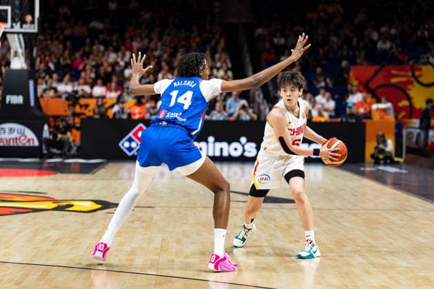 Shuyu Yang (China, 06) am Ball, Dominique Malonga (Frankreich, 14), GER, China vs. Frankreich, Basketball, FIBA Women s World Cup 2026, Viertelfinale, 10.09.2026 GER, China vs. Frankreich, Basketball, FIBA Women s World Cup 2026, Viertelfinale, 10.09.2026 Berlin Copyright: xEibner-Pressefoto MaxxVincenx EP_MVN