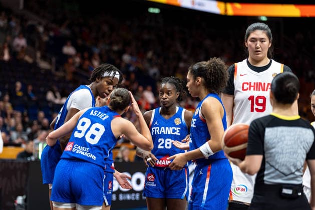 franzoesische Mannschaft beim Huddle, Dominique Malonga (Frankreich, 14), Pauline Astier (Frankreich, 98), Migna Toure (Frankreich, 28), Janelle Salaun (Frankreich, 13), Ziyu Zhang (China, 19), GER, China vs. Frankreich, Basketball, FIBA Women s World Cup 2026, Viertelfinale, 10.09.2026 GER, China vs. Frankreich, Basketball, FIBA Women s World Cup 2026, Viertelfinale, 10.09.2026 Berlin Copyright: xEibner-Pressefoto MaxxVincenx EP_MVN