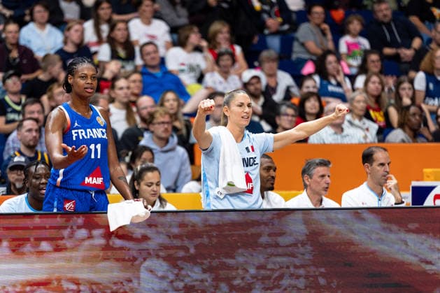 Frankreich Bank jubelt Jubel, Aminata Gueye (Frankreich, 31) und Romane Bernies (Frankreich, 47), GER, China vs. Frankreich, Basketball, FIBA Women s World Cup 2026, Viertelfinale, 10.09.2026 GER, China vs. Frankreich, Basketball, FIBA Women s World Cup 2026, Viertelfinale, 10.09.2026 Berlin Copyright: xEibner-Pressefoto MaxxVincenx EP_MVN