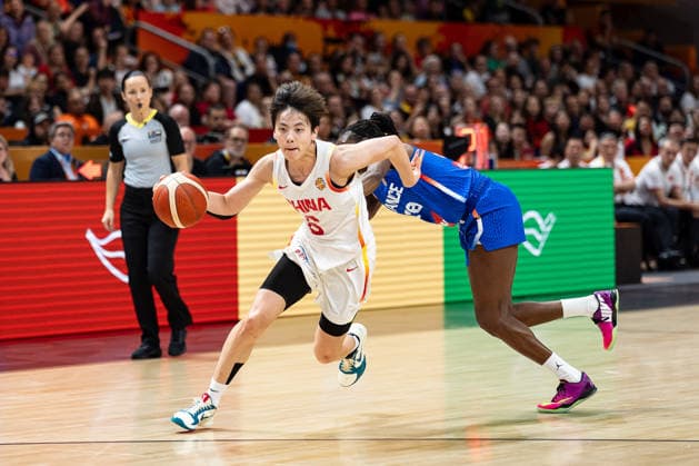 Shuyu Yang (China, 06) im Dribbling, Valeriane Ayayi (Frankreich, 11), GER, China vs. Frankreich, Basketball, FIBA Women s World Cup 2026, Viertelfinale, 10.09.2026 GER, China vs. Frankreich, Basketball, FIBA Women s World Cup 2026, Viertelfinale, 10.09.2026 Berlin Copyright: xEibner-Pressefoto MaxxVincenx EP_MVN