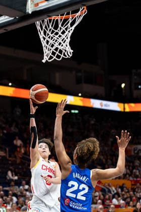 Shuyu Yang (China, 06) beim Korbleger, Marieme Badiane (Frankreich, 22), GER, China vs. Frankreich, Basketball, FIBA Women s World Cup 2026, Viertelfinale, 10.09.2026 GER, China vs. Frankreich, Basketball, FIBA Women s World Cup 2026, Viertelfinale, 10.09.2026 Berlin Copyright: xEibner-Pressefoto MaxxVincenx EP_MVN
