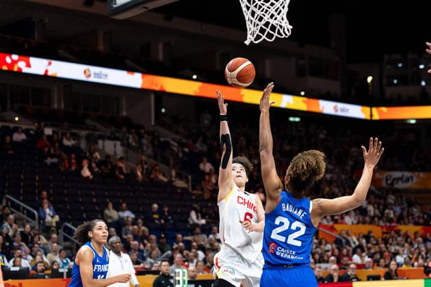 Shuyu Yang (China, 06) beim Korbleger, Marieme Badiane (Frankreich, 22), GER, China vs. Frankreich, Basketball, FIBA Women s World Cup 2026, Viertelfinale, 10.09.2026 GER, China vs. Frankreich, Basketball, FIBA Women s World Cup 2026, Viertelfinale, 10.09.2026 Berlin Copyright: xEibner-Pressefoto MaxxVincenx EP_MVN