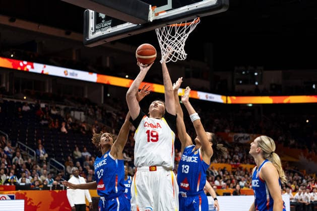 Ziyu Zhang (China, 19) beim Korbleger, Marieme Badiane (Frankreich, 22), Janelle Salaun (Frankreich, 13), GER, China vs. Frankreich, Basketball, FIBA Women s World Cup 2026, Viertelfinale, 10.09.2026 GER, China vs. Frankreich, Basketball, FIBA Women s World Cup 2026, Viertelfinale, 10.09.2026 Berlin Copyright: xEibner-Pressefoto MaxxVincenx EP_MVN