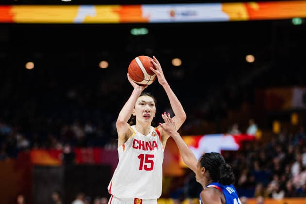 FIBA Women™s Basketball World Cup 2026: China vs. Frankreich, 10.09.2026 Han Xu (China, 15), Valeriane Ayayi (Frankreich, 11); Basketball, FIBA Women™s Basketball World Cup 2026, Final Phase, Viertelfinale: China vs. Frankreich am 10.09.2026 in der Uber Arena, Berlin Copyright: xBEAUTIFULxSPORTS Tonhäuserx