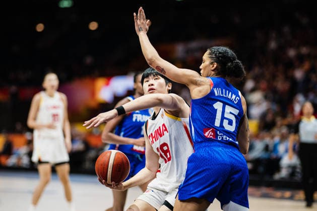 FIBA Women™s Basketball World Cup 2026: China vs. Frankreich, 10.09.2026 Chen Mingling (China, 18), Gabby Williams (Frankreich, 15); Basketball, FIBA Women™s Basketball World Cup 2026, Final Phase, Viertelfinale: China vs. Frankreich am 10.09.2026 in der Uber Arena, Berlin Copyright: xBEAUTIFULxSPORTS Tonhäuserx