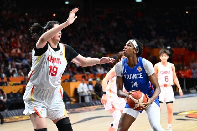 China v France - FIBA Women s Basketball World Cup 2026 Quarter-Final BERLIN, GERMANY - SEPTEMBER 10 : Zhang Ziyu center of China, Malonga Dominique center of France during the FIBA Women s Basketball World Cup quarter final match between China and France in Berlin on September 10, 2026 in Berlin, Germany, 10 09 2026 Berlin Germany  Copyright: xVincentxKalutx