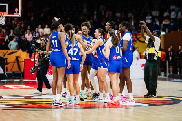 FIBA Women™s Basketball World Cup 2026: China vs. Frankreich, 10.09.2026 Frankreich jubelt zusammen im Kreis; Basketball, FIBA Women™s Basketball World Cup 2026, Final Phase, Viertelfinale: China vs. Frankreich am 10.09.2026 in der Uber Arena, Berlin Copyright: xBEAUTIFULxSPORTS Tonhäuserx