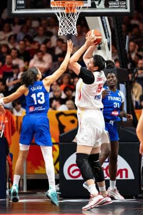 Ziyu Zhang (China, 19) am Ball, Janelle Salaun (Frankreich, 13), GER, China vs. Frankreich, Basketball, FIBA Women s World Cup 2026, Viertelfinale, 10.09.2026 GER, China vs. Frankreich, Basketball, FIBA Women s World Cup 2026, Viertelfinale, 10.09.2026 Berlin Copyright: xEibner-Pressefoto MaxxVincenx EP_MVN