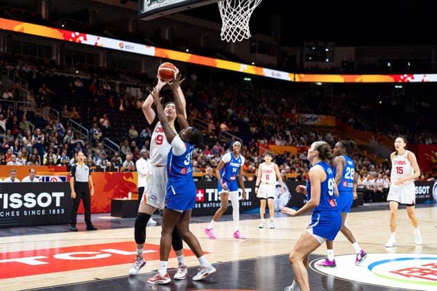 Ziyu Zhang (China, 19) beim Wurf, Aminata Gueye (Frankreich, 31), GER, China vs. Frankreich, Basketball, FIBA Women s World Cup 2026, Viertelfinale, 10.09.2026 GER, China vs. Frankreich, Basketball, FIBA Women s World Cup 2026, Viertelfinale, 10.09.2026 Berlin Copyright: xEibner-Pressefoto MaxxVincenx EP_MVN