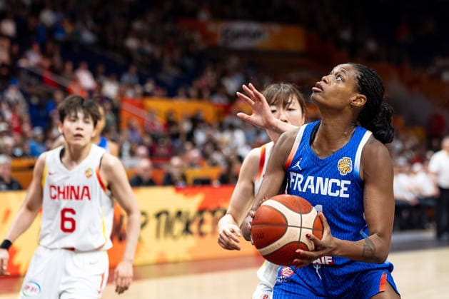 Valeriane Ayayi (Frankreich, 11) am Ball, GER, China vs. Frankreich, Basketball, FIBA Women s World Cup 2026, Viertelfinale, 10.09.2026 GER, China vs. Frankreich, Basketball, FIBA Women s World Cup 2026, Viertelfinale, 10.09.2026 Berlin Copyright: xEibner-Pressefoto MaxxVincenx EP_MVN