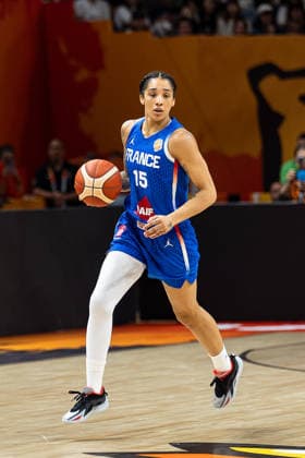 Gabby Williams (Frankreich, 15) im Dribbling, Einzelbild, Einzelfoto, Portrait, Portraet, Freisteller, GER, China vs. Frankreich, Basketball, FIBA Women s World Cup 2026, Viertelfinale, 10.09.2026 GER, China vs. Frankreich, Basketball, FIBA Women s World Cup 2026, Viertelfinale, 10.09.2026 Berlin Copyright: xEibner-Pressefoto MaxxVincenx EP_MVN