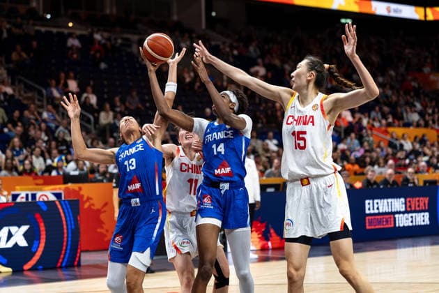 Janelle Salaun (Frankreich, 13), Xinyu Luo (China, 11), Dominique Malonga (Frankreich, 14) und Xu Han (China, 15) im Zweikampf, Kampf um den Ball, GER, China vs. Frankreich, Basketball, FIBA Women s World Cup 2026, Viertelfinale, 10.09.2026 GER, China vs. Frankreich, Basketball, FIBA Women s World Cup 2026, Viertelfinale, 10.09.2026 Berlin Copyright: xEibner-Pressefoto MaxxVincenx EP_MVN