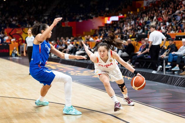 Manman Zhang (China, 01) im Dribbling gegen Janelle Salaun (Frankreich, 13), GER, China vs. Frankreich, Basketball, FIBA Women s World Cup 2026, Viertelfinale, 10.09.2026 GER, China vs. Frankreich, Basketball, FIBA Women s World Cup 2026, Viertelfinale, 10.09.2026 Berlin Copyright: xEibner-Pressefoto MaxxVincenx EP_MVN