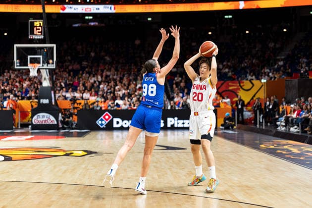 Yu Sun (China, 20) am Ball, Pauline Astier (Frankreich, 98), GER, China vs. Frankreich, Basketball, FIBA Women s World Cup 2026, Viertelfinale, 10.09.2026 GER, China vs. Frankreich, Basketball, FIBA Women s World Cup 2026, Viertelfinale, 10.09.2026 Berlin Copyright: xEibner-Pressefoto MaxxVincenx EP_MVN